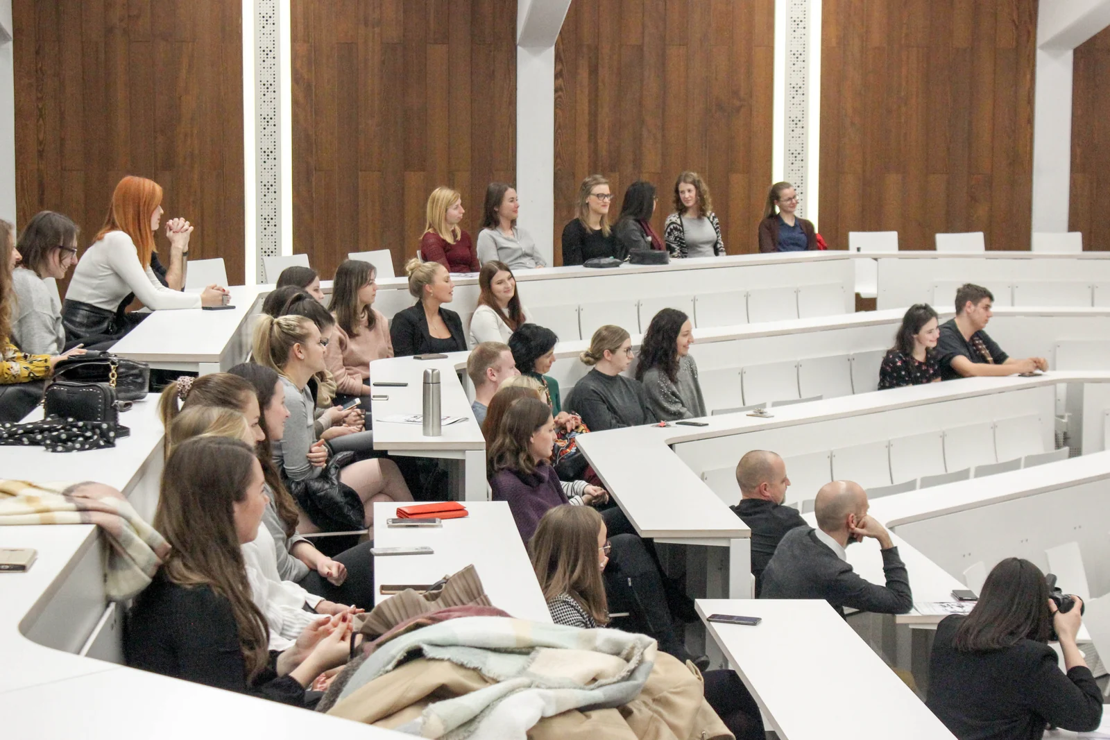 Študenti na predavanju v okviru aktivnosti društva